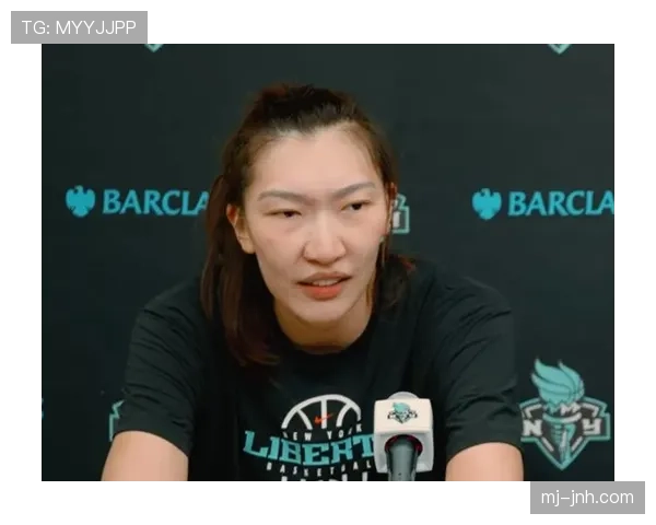 韩旭训练完随手啃鸡腿的样子,真不像年薪百万的WNBA球员 韩旭训练完随手啃鸡腿的样子,真不像年薪百万的WNBA球员